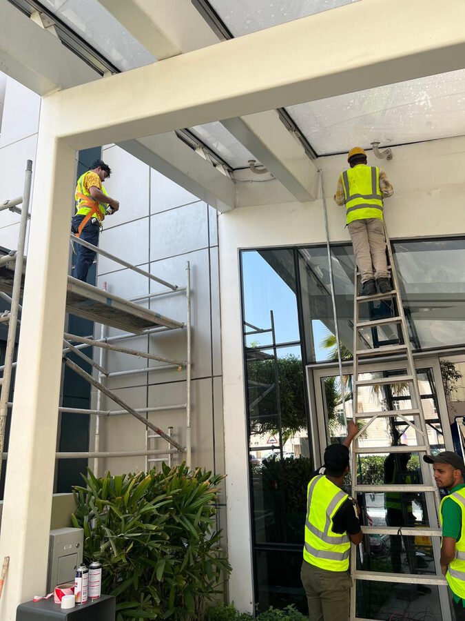Facade and glazing maintenance on high-rise